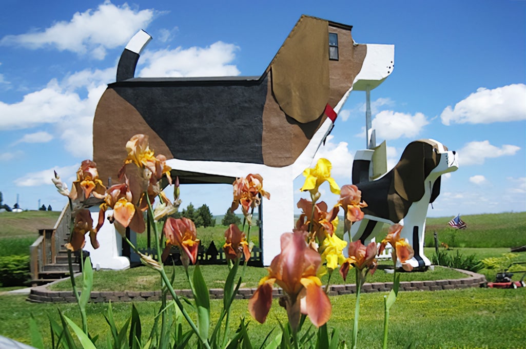 Dog Bark Park Inn and Chainsaw Art Gallery - Cottonwood, Idaho