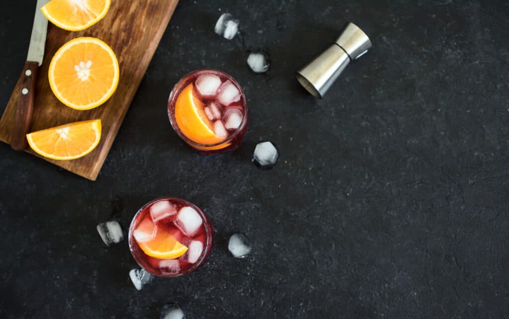 How To Make A Negroni - Measure & Mix