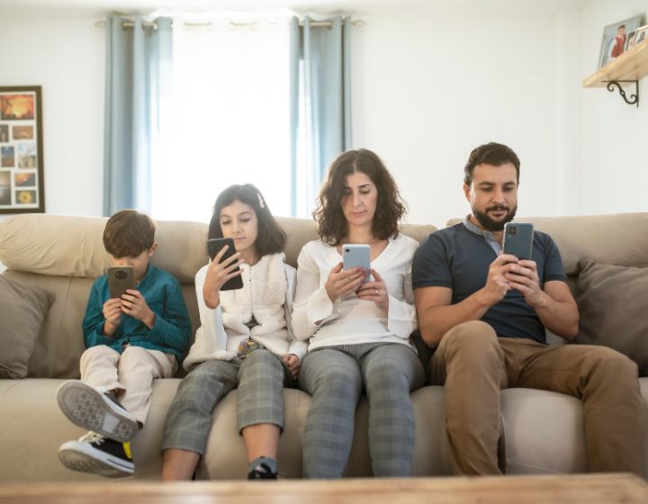 How to model phone behaviour for kids family