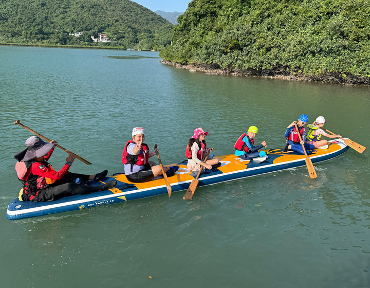 best international schools in hong kong: kids enrolled in Stamford American Interntational School canoeing on camp 